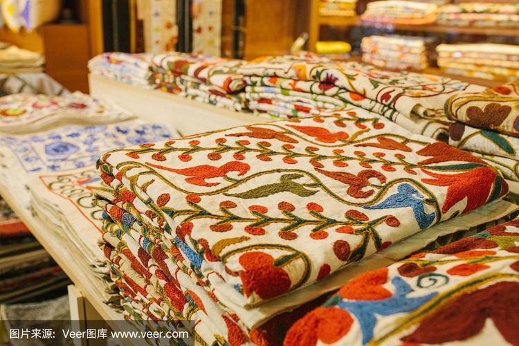 土耳其伊斯坦布尔的大巴扎,五颜六色的纺织品展示